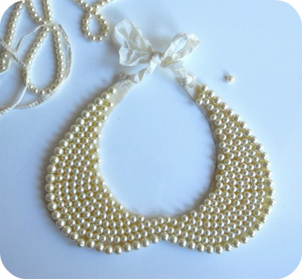 I discovered the tutorial for this pretty pearl necklace at Style Hive via